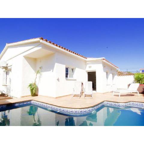 3 bedrooms villa with private pool and enclosed garden at Empuriabrava