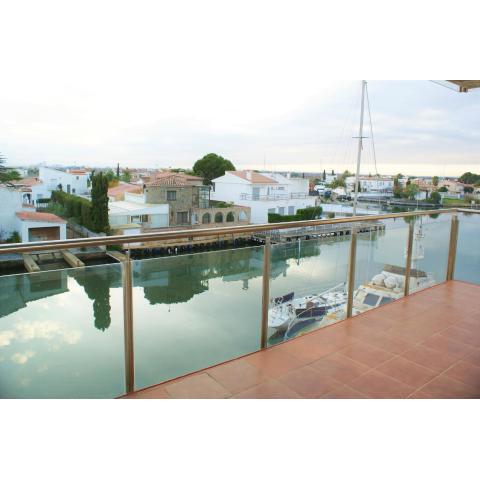 Apartamento en Roses con vistas al canal y piscina