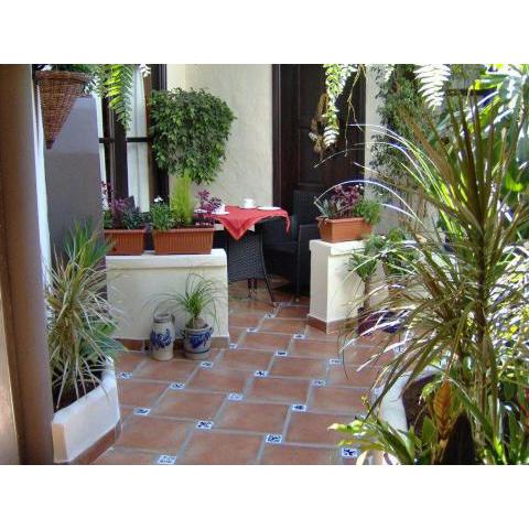 Apartamentos-Monasterio-de-San-Antonio-Mediterranes-Apartment-mit-kleiner-Terrasse-im-Innenhof