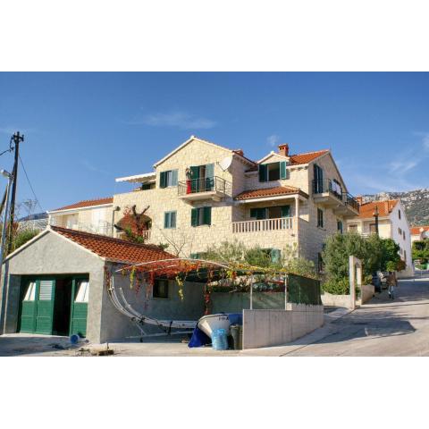 Apartments and rooms with parking space Bol, Brac - 2926