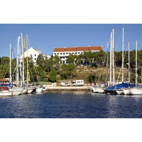 Apartments by the sea Milna, Brac - 18743