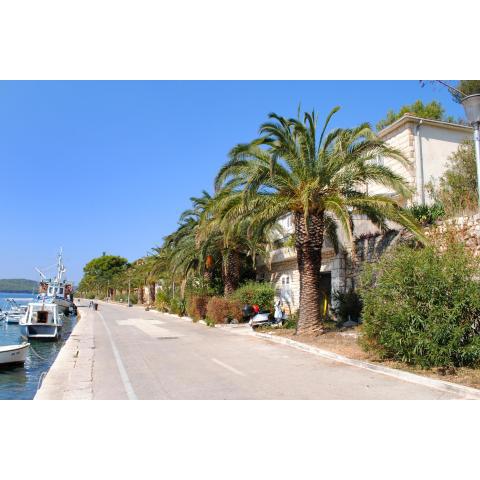 Apartments by the sea Milna, Brac - 733