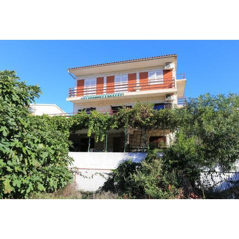 Apartments with a parking space Kastel Stari, Kastela - 16344