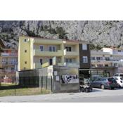 Apartments with a parking space Omis - 10362