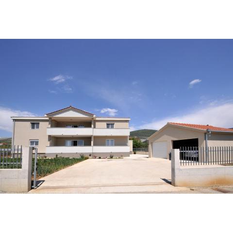 Apartments with a parking space Plano, Trogir - 11649