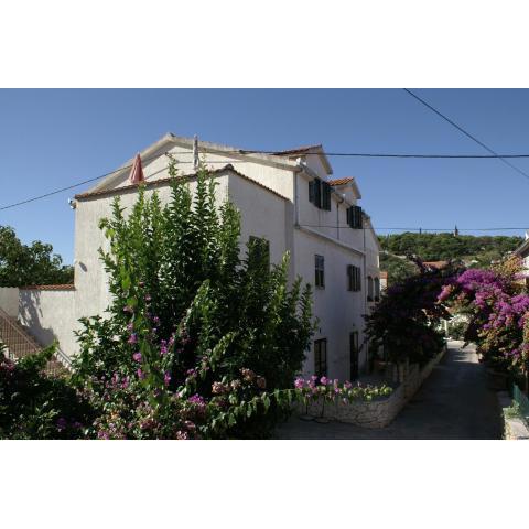 Apartments with a parking space Sutivan, Brac - 2842