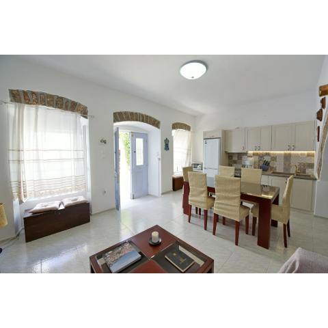 Arco I/ Downtown Rustic Apartment/4 min from port