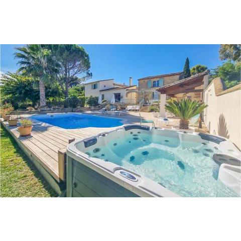 Awesome home in Aigues-Vives with WiFi, Outdoor swimming pool and Swimming pool