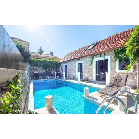 Awesome home in Sinj with 4 Bedrooms, Jacuzzi and Outdoor swimming pool