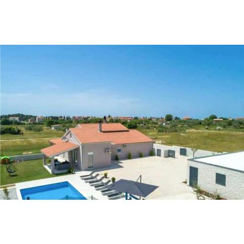 Beautiful home in Fazana with Outdoor swimming pool, WiFi and 3 Bedrooms