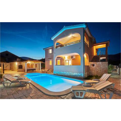 Beautiful home in Pano with WiFi and 5 Bedrooms