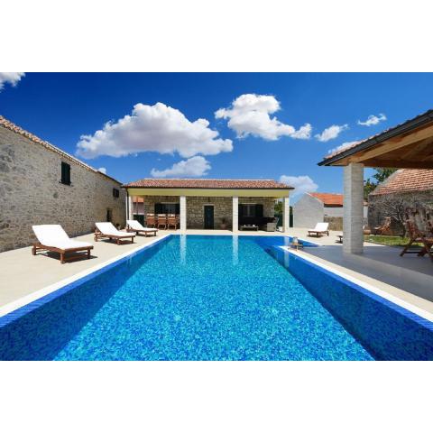 Beautiful Villa Petra with Summer Kitchen and Pool