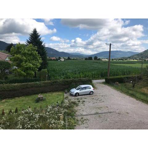 Bel appartement avec extérieur à la campagne.