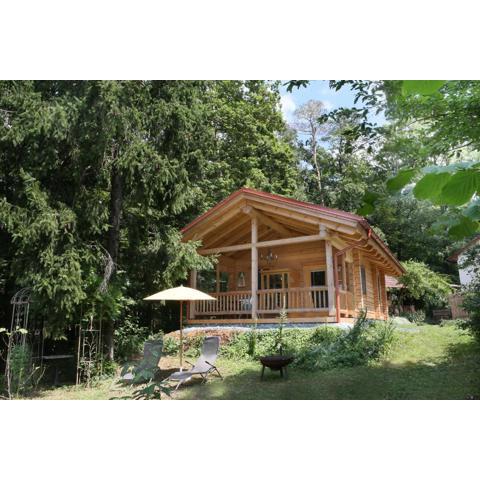 Blockhaus Chalet mit eigenem Badefass und Infrarotsauna auf der Terrasse