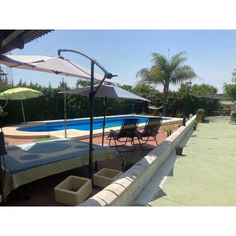 Chalet Con Piscina Compartida En Sevilla