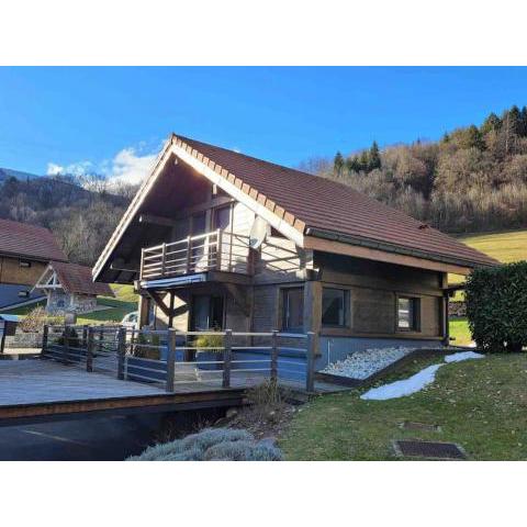 CHALET DUPLEX CHARMANT ENTRE LAC ET MONTAGNES