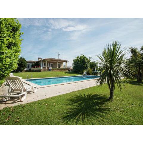 Deluxe Villa in Urbanitzaci Bon Relax near Beach