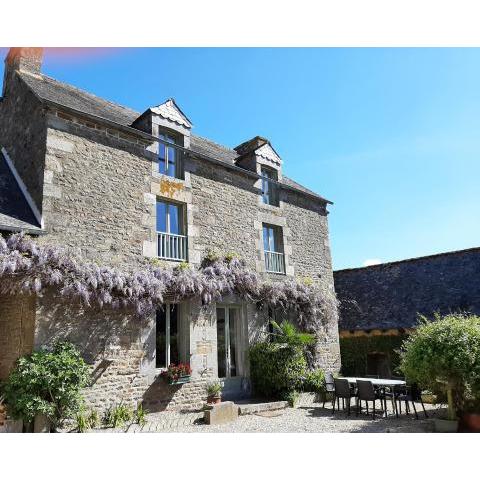 Dinan - Le Puits - house in beautiful grounds with shared pool