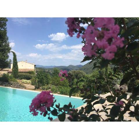 Gîte en Cévennes du sud, bergerie restaurée, 2 à 4 personnes, piscine, vue exceptionnelle, authenticité et confort