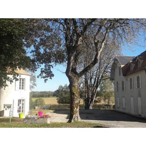 Gite located in lush greenery, south of the Deux-Sèvres department