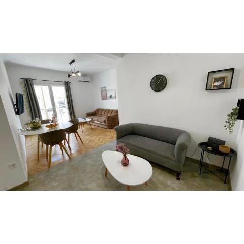 Gorgeous Renovated apt. close to Metro and cultural sites!