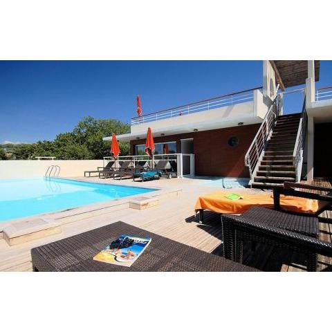 Grand studio antibes piscine parking terrasse