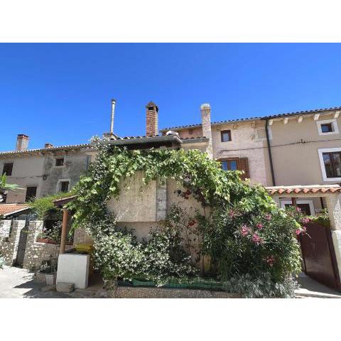 Historic stone holiday home right by the market square