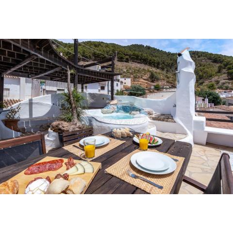 House with roof terrace and plunge pool