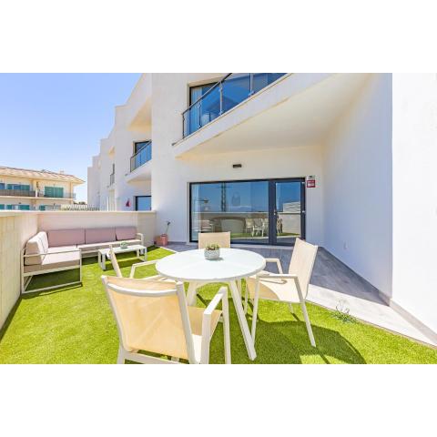 Large terrace, swimming pool, private garage and fiber