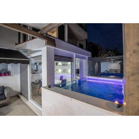 Luxury apartment Martinis with pool