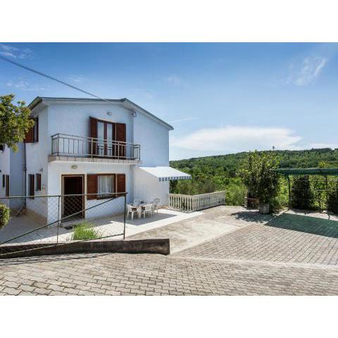 Nice apartment on the outskirts of Silo with spacious terrace and beach at 600m