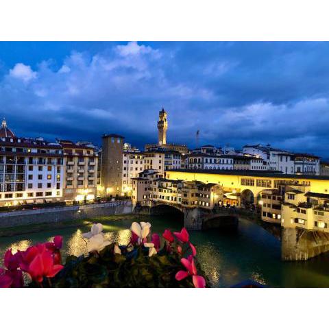 Ponte Vecchio View Luxury Apartment