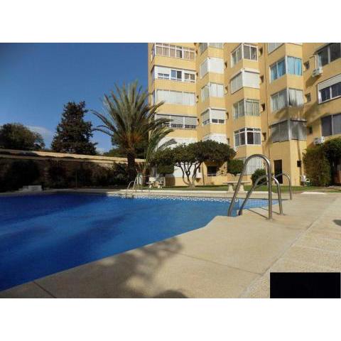 Precioso apartamento junto a playa y con piscina.