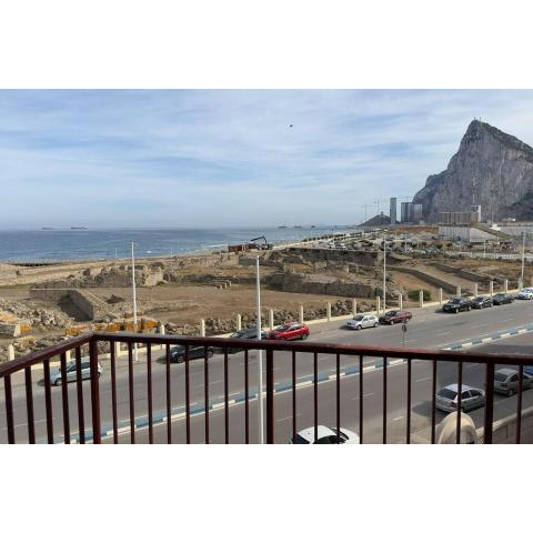 Primera línea de playa y Gibraltar a 5 minutos