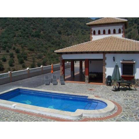 Spacious Villa in Sayalonga with Jacuzzi