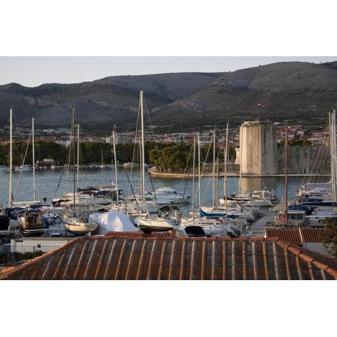 Studio Apartment in Trogir with Sea View, Terrace, Air Conditioning, Wi-Fi (3788-1)