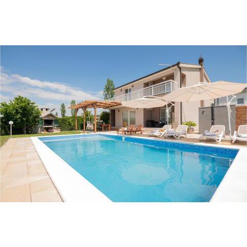 Stunning home in Donji Vinjani with Outdoor swimming pool, WiFi and 4 Bedrooms