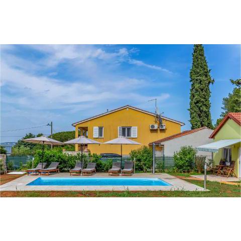 Three-Bedroom Holiday Home in Premantura