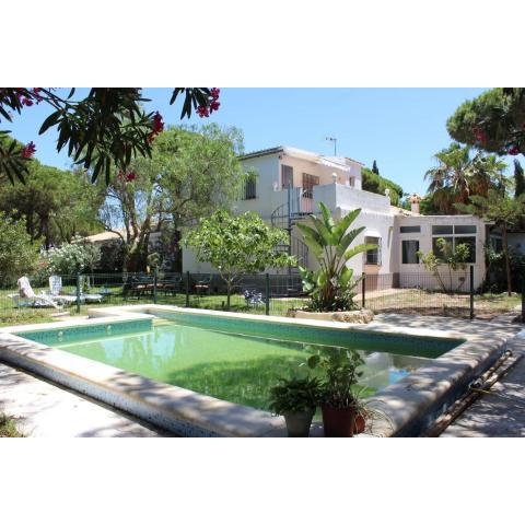 Villa andaluza en zona Playa Barrosa con piscina y barbacoa