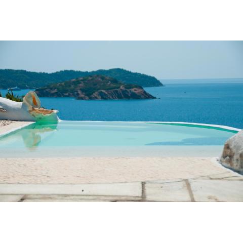 Villa Arios, pool, jacuzzi and sea