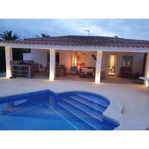 Villa Iris con piscina privada AirCon y wifi