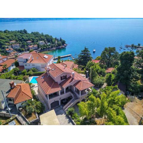 Villa Lora with swimming pool, 150m to the sea, Opatija-Lovran