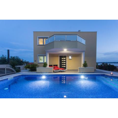 Villa-Split-Luxury-Heated salt water Pool-up to 3 family