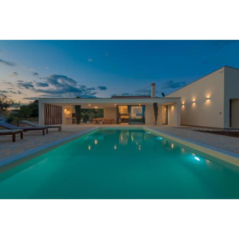 Villa T, secluded & spacious with heated pool