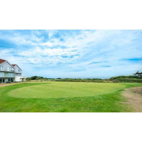 Vue sur mer, dunes et golf